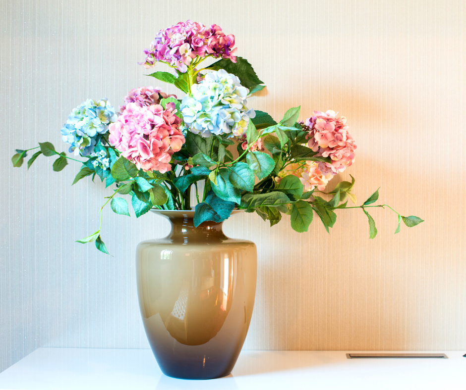 kompozycja z modnych sztucznych kwiatow